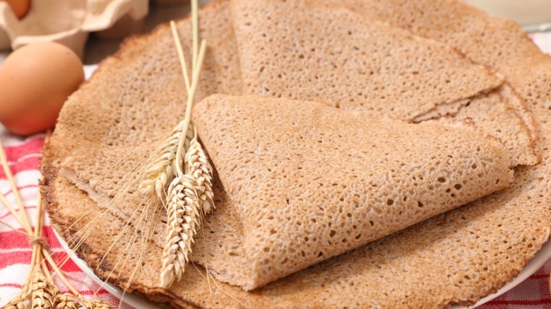 De fines crêpes de sarrasin avaient la même épaisseur que des crêpes avec du blé et des œufs qui les entouraient.