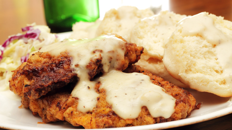 Plat de poulet frit avec sauce