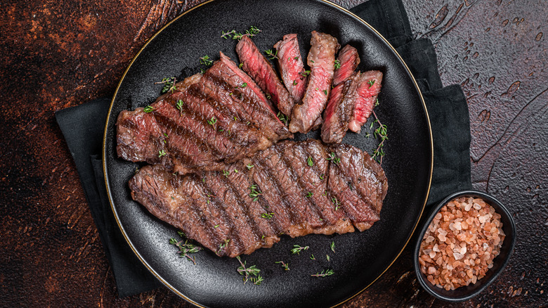 Steak de Denver tranché cuit à point.