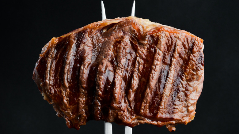 Un faux-filet montré piqué sur une fourchette