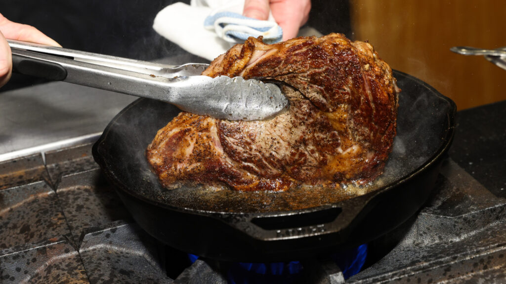Le steak de faux-filet reste juteux avec une croûte croustillante grâce à cette astuce retournée