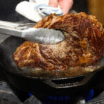 Le steak de faux-filet reste juteux avec une croûte croustillante grâce à cette astuce retournée