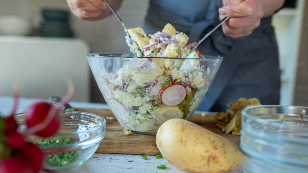 Changez la salade de pommes de terre pour le mieux – faites-en un style espagnol avec quelques délicieux compléments