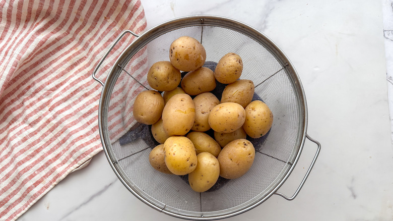 pommes de terre dans une passoire