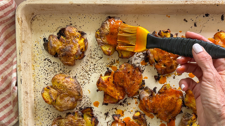 badigeonner à la main la sauce des pommes de terre