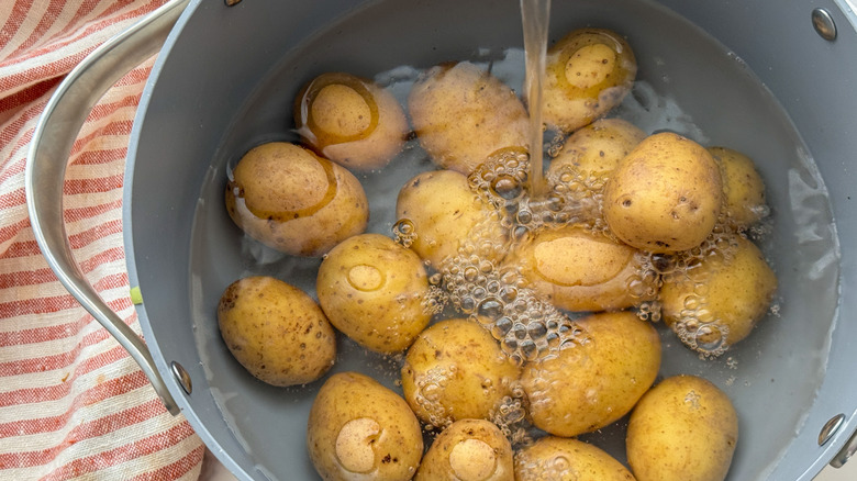 Ajouter de l'eau dans la casserole