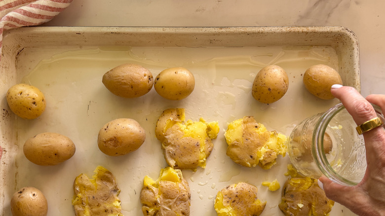 écraser des pommes de terre à la main
