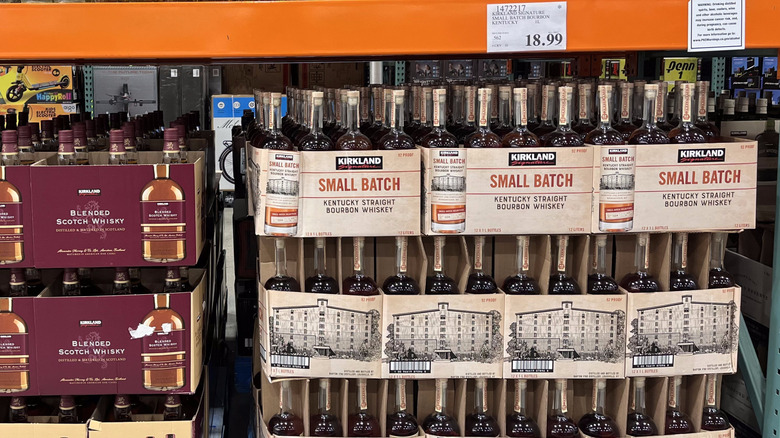 Caisses de Kirkland Signature Small Batch Bourbon dans un entrepôt Costco