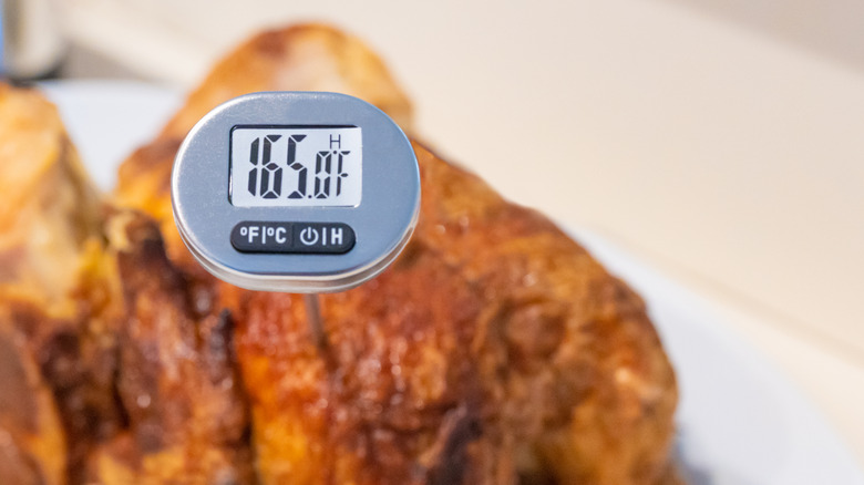 Vérifier la température du poulet avec un thermomètre à viande