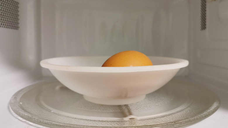 Oeuf entier au micro-ondes dans un bol en plastique