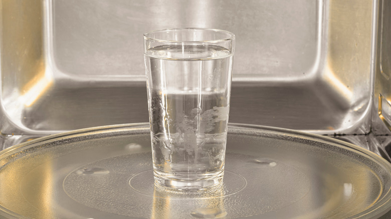 Tasse d'eau au micro-ondes