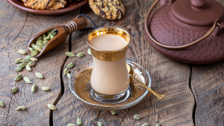 Les gousses de cardamome sont disposées autour d'un latte.