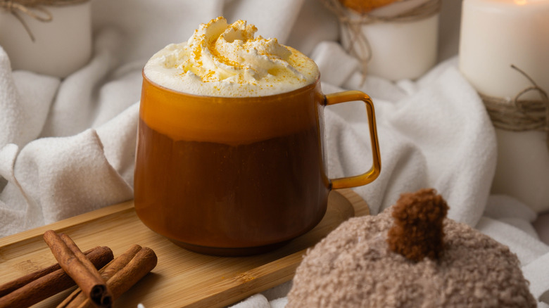 Un café au lait d'automne douillet.
