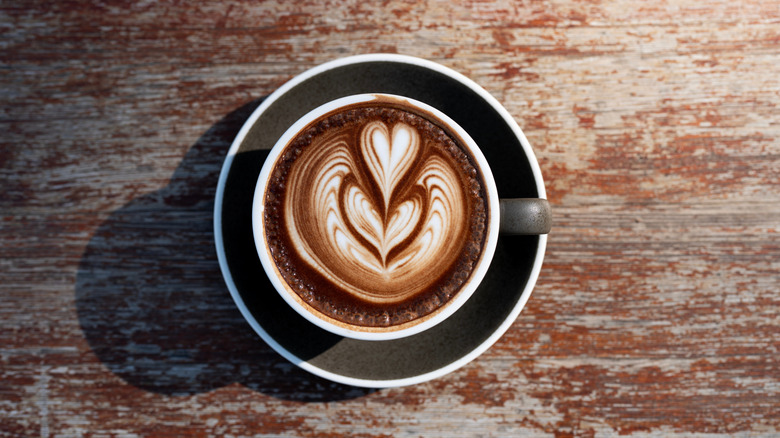 Un moka latte dans une tasse avec un motif cœur.