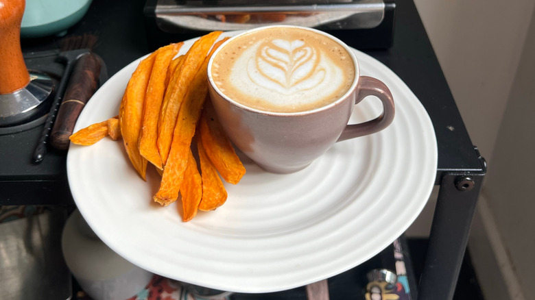 Un latte est accompagné de frites de patates douces.