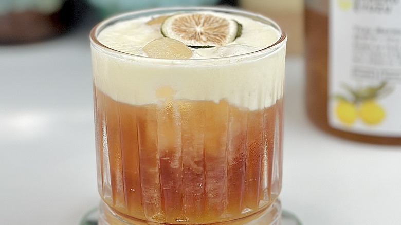 Une tasse de thé mousse au fromage.