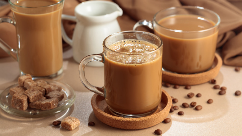 Les lattés à la cassonade sont disposés à proximité de plats contenant des cubes de cassonade.