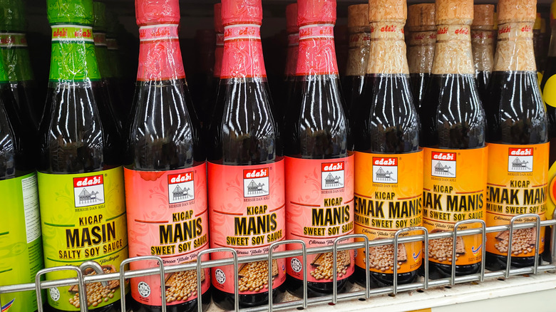 Différents types de sauce soja sur une étagère de magasin
