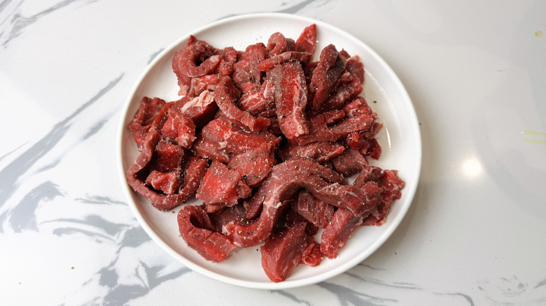 Lanières de bœuf assaisonnées sur assiette