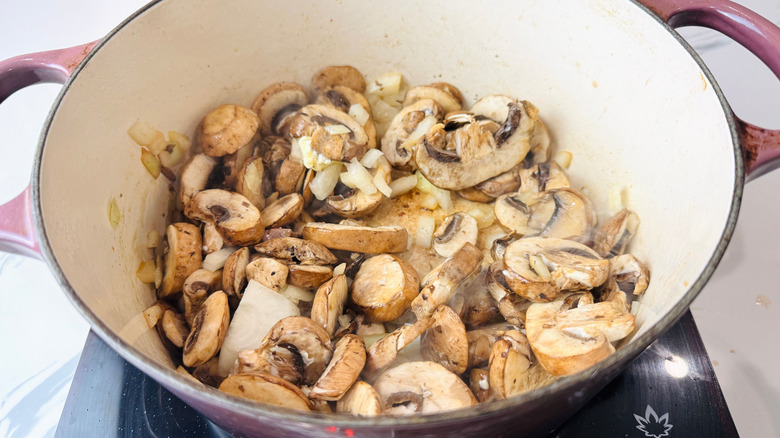 Champignons et oignons tranchés au four hollandais