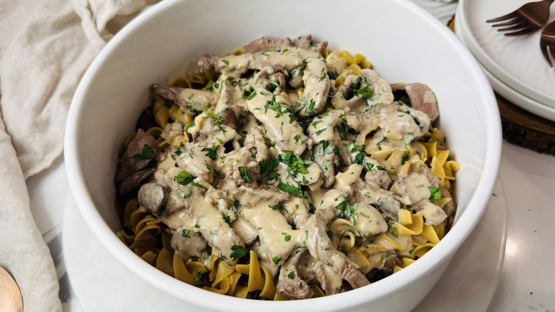 Boeuf Stroganoff servant dans un bol