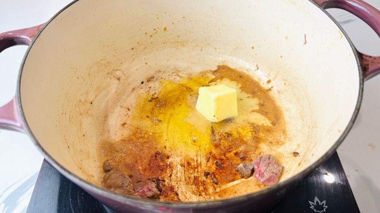Beurre et huile avec restes de bœuf au four hollandais