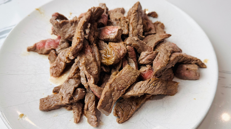 Lanières de bœuf cuites sur assiette