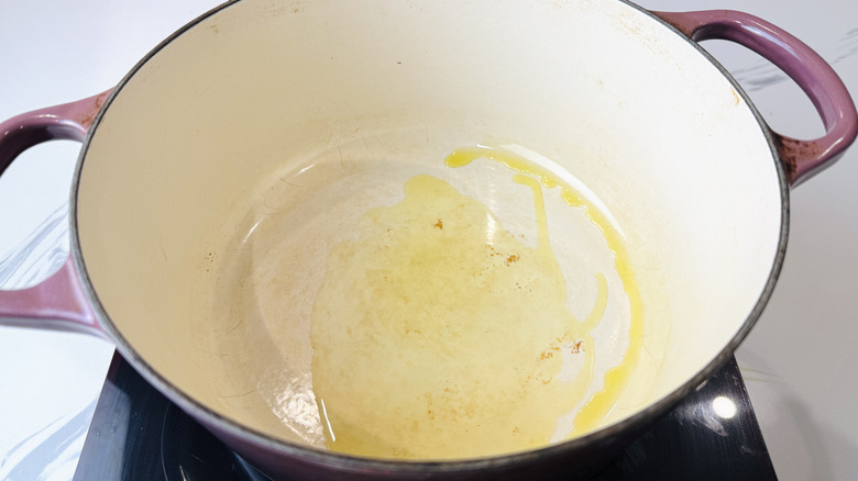 Un filet d'huile dans une cocotte