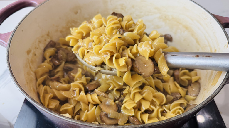 Cuillère pour retirer les nouilles et les champignons de la marmite