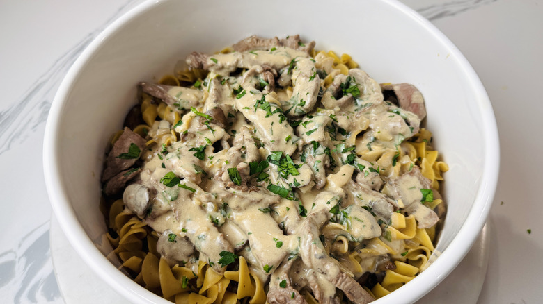 Boeuf stroganoff dans un bol