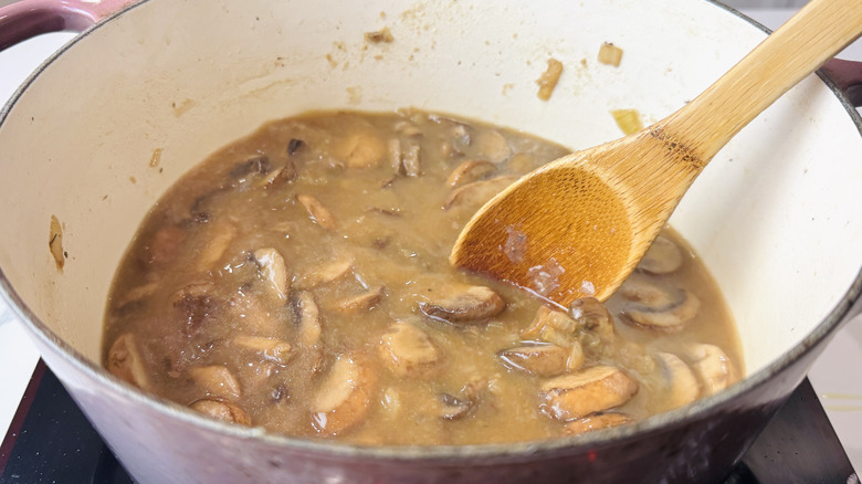 Champignons dans un mélange de bouillon au four hollandais