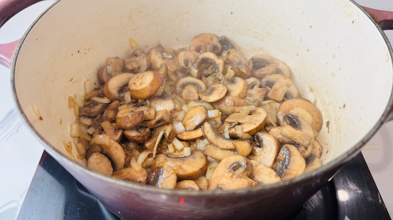 Champignons et oignons cuits au four hollandais
