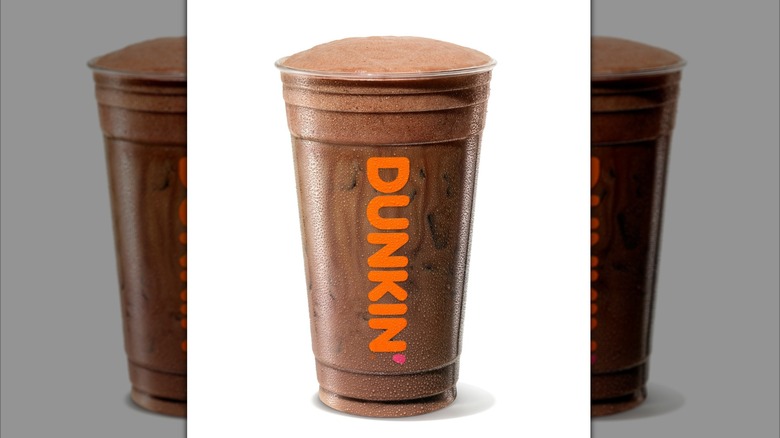 Toxique Ex-Presso Cloud Latte dans une tasse en plastique transparent Dunkin sur fond blanc