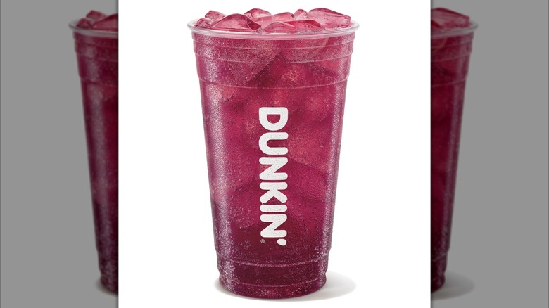 Boisson Glamberry Dunkin' Zero dans une tasse en plastique transparent Dunkin' sur fond blanc