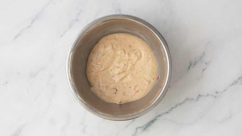 Un bol moyen rempli d'une sauce spéciale composée