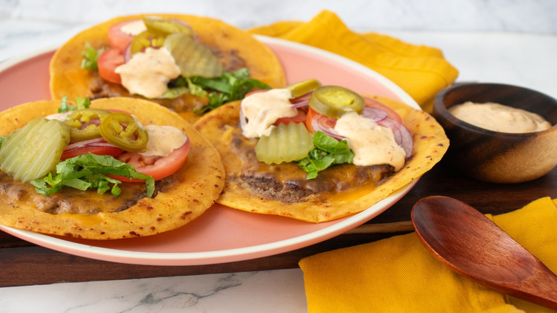 Un plan latéral d'une assiette de tacos smash burger