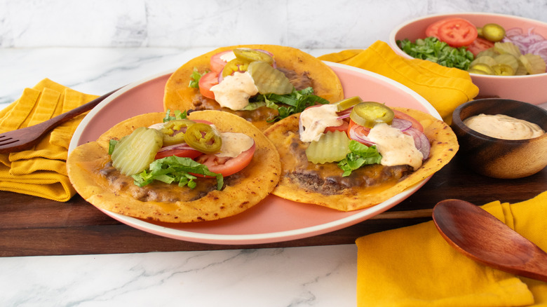 Un plan latéral d'une assiette de tacos smash burger