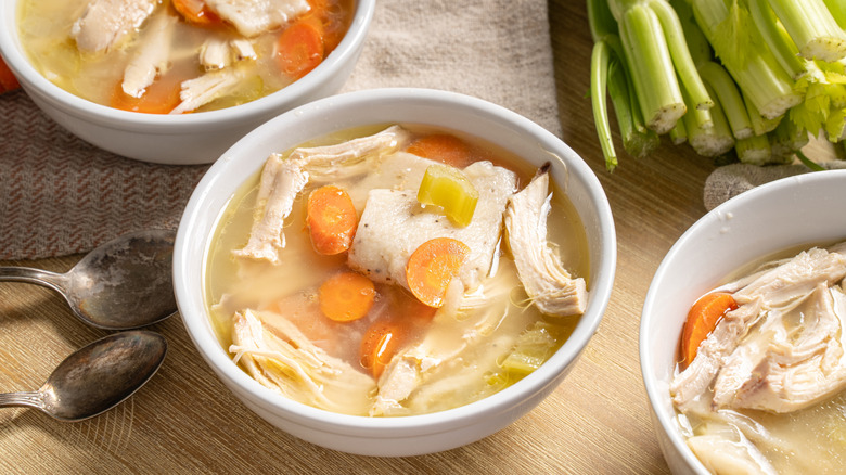 Bols de poulet et dumplings