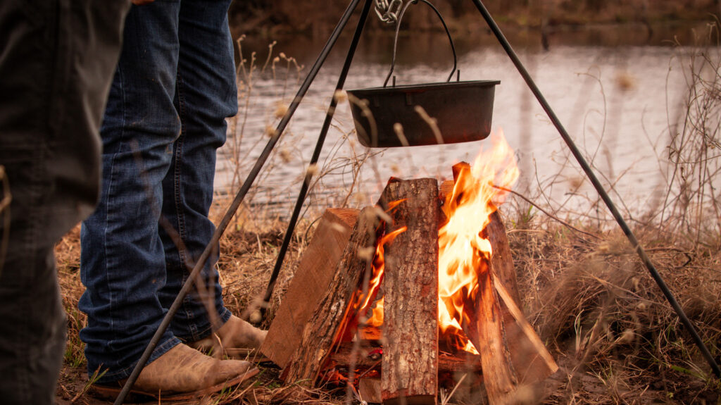 Rencontrez Chuck Wagon Stew – Le repas réconfortant et copieux que les cowboys dévorent sur la piste