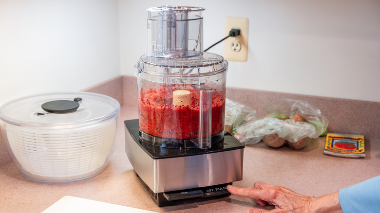 Un robot culinaire avec des détails chromés.