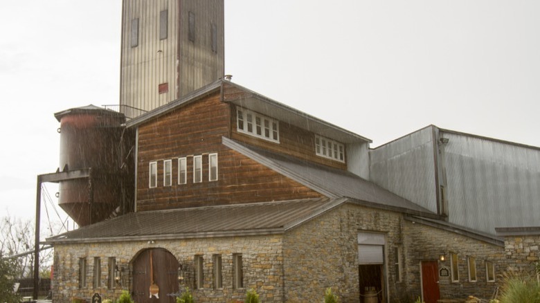 Le bâtiment historique de la distillerie Willett à Old Bardstown, Kentucky, un jour de pluie.