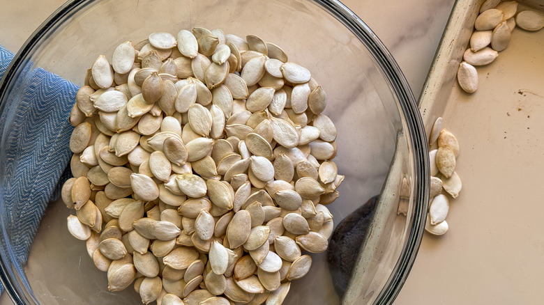 graines de citrouille séchées dans un bol