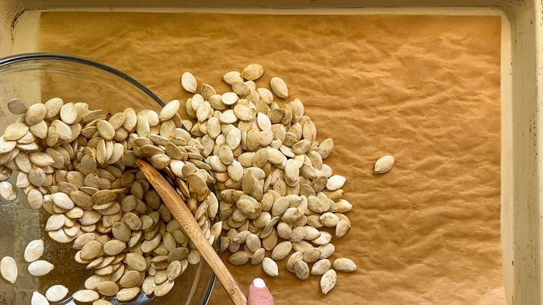 ajouter des graines de citrouille sur une plaque à pâtisserie