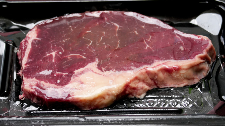 Décongélation de steak sur un plateau en plastique