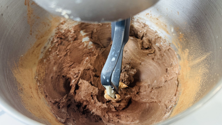 Pâte au chocolat épaisse dans le bol du batteur sur socle