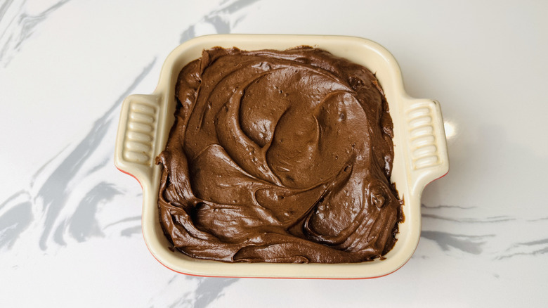Trempette de pâte à brownie dans un plat de service