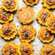 Vue rapprochée des anneaux de courge Delicata farcis autour d'un seul croustillant au parmesan.