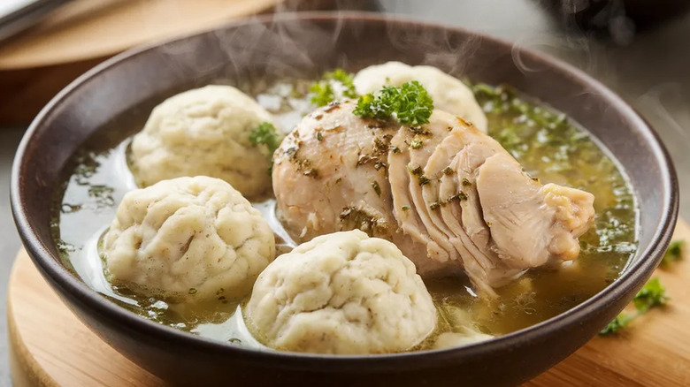 Un bol de poulet et des raviolis.