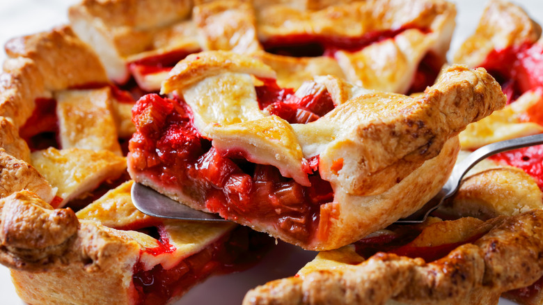 Tarte aux fraises et à la rhubarbe tranchée.