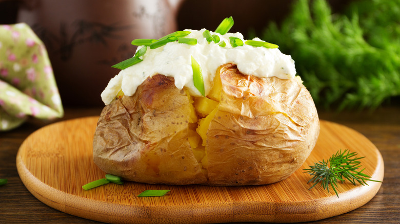 Pomme de terre au four garnie de crème sure